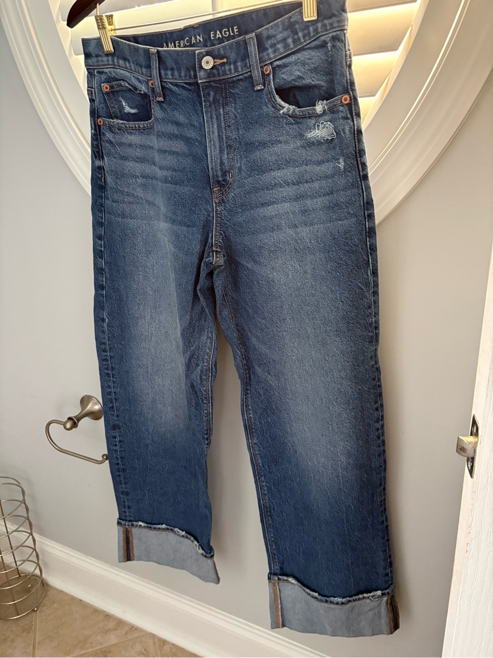 American Eagle High-Waisted Stovepipe Jeans in a medium wash w cuffed hem sz 6 - Picture 3 of 7